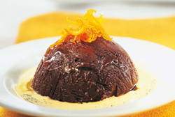 Fondant de chocolate con crema de vainilla y confitura de naranja